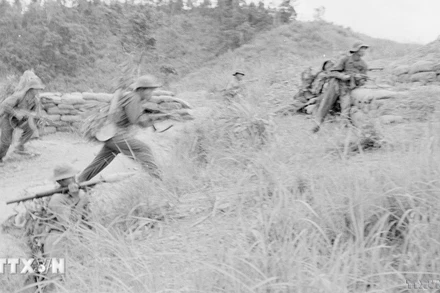 Đại đội 3, Tiểu đoàn 7 quân Giải phóng Trị-Thiên luyện tập tiến công địch trong công sự. (Ảnh: TTXVN)