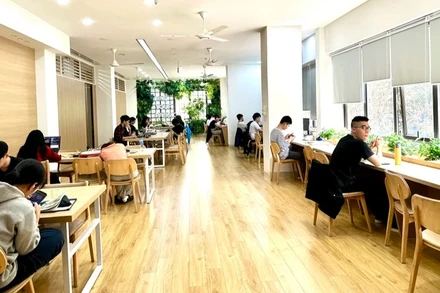 Phòng không gian chia sẻ tại Thư viện Quốc gia được thiết kế mở giúp bạn đọc luôn cảm thấy thỏa mái, thư giãn khi đọc sách. (Ảnh: KIM THOA)