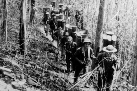 Đơn vị vận tải C3 anh hùng (Đoàn 250 Tây Nguyên) cõng đạn ra chiến trường. (Ảnh: TTXVN)