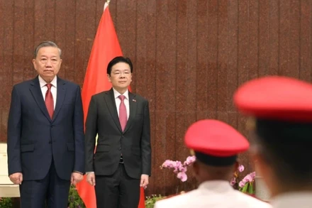 Thủ tướng Cộng hòa Singapore, Tổng Thư ký Đảng Hành động nhân dân Singapore (PAP) Lawrence Wong chủ trì lễ đón Tổng Bí thư Tô Lâm tại Nhà Quốc hội. (Ảnh: Thống Nhất/TTXVN)