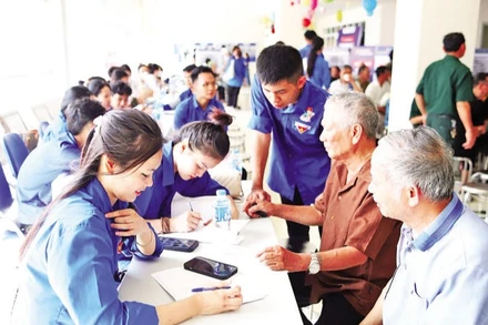 Hội Liên hiệp Thanh niên Việt Nam thành phố Hà Nội phối hợp với Hội Thầy thuốc trẻ Hà Nội khám chữa bệnh, cấp phát thuốc miễn phí tại huyện Đông Anh. (Ảnh: MINH THÚY)
