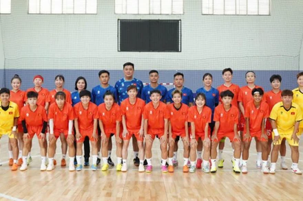 Ban huấn luyện cùng các tuyển thủ futsal nữ Việt Nam. (Ảnh: VFF)