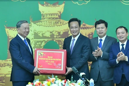 Tổng Bí thư Tô Lâm trao quà tặng Đảng bộ, chính quyền và nhân dân tỉnh Hưng Yên. 