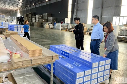 Lãnh đạo Ban Quản lý khu công nghiệp tỉnh Bắc Kạn kiểm tra tình hình sản xuất trong khu công nghiệp Thanh Bình. (Ảnh: TUẤN SƠN)