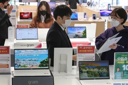 Người dân chọn mua máy tính xách tay tại một cửa hàng điện tử ở Seoul, Hàn Quốc. (Ảnh: Tân Hoa xã)