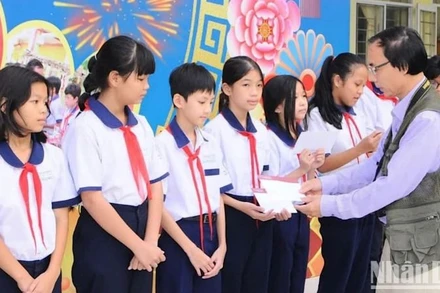 Văn phòng đại diện Báo Nhân Dân tại Bạc Liêu phối hợp các đơn vị trao quà Tết các học sinh khó khăn 