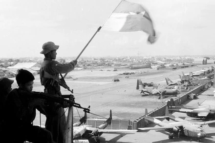 Cờ giải phóng tung bay trên sân bay Tân Sơn Nhất, ngày 30/4/1975. (Ảnh: Quang Thành/TTXVN)