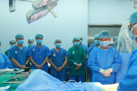 Các bác sĩ thực hiện tri ân người hiến tạng.