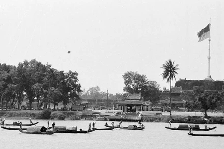 Cờ của Chính phủ cách mạng lâm thời tung bay trên cột cờ thành phố Huế. (Ảnh: Lâm Hồng Long/TTXVN)