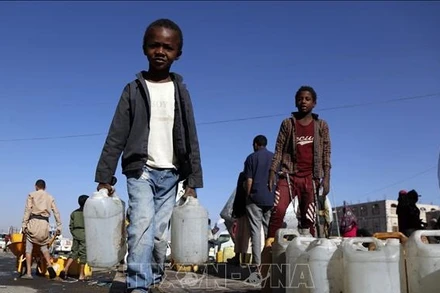 Trẻ em xếp hàng lấy nước sạch từ nguồn viện trợ tại thủ đô Sanaa, Yemen ngày 22/10/2019. (Ảnh: THX/TTXVN)