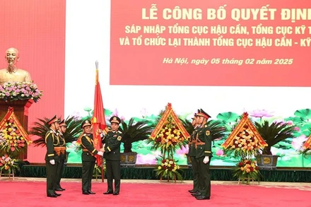 Đại tướng Phan Văn Giang trao Quân kỳ Quyết thắng cho Tổng cục Hậu cần-Kỹ thuật. (Ảnh: Bộ Quốc phòng)