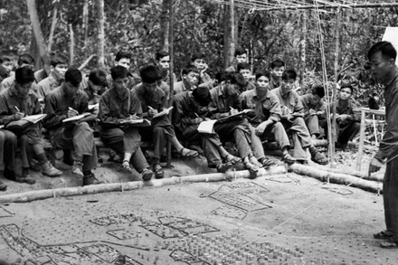 Các chiến sĩ đoàn Pleime (Gia Lai) thảo luận phương án đánh địch. (Ảnh: Phú Tuấn/TTXVN)