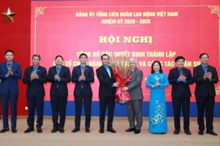 Đồng chí Đỗ Văn Chiến tặng hoa chúc mừng Ban Thường vụ Đảng ủy Tổng Liên đoàn Lao động Việt Nam nhiệm kỳ 2025-2030. 