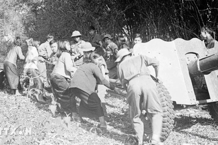 Nhân dân Tây Nguyên cùng bộ đội kéo pháo để đánh chiếm các điểm cao ở Pleiku trong Chiến dịch Tây Nguyên, mở màn Cuộc Tổng tiến công và nổi dậy mùa Xuân năm 1975. (Ảnh: TTXVN)