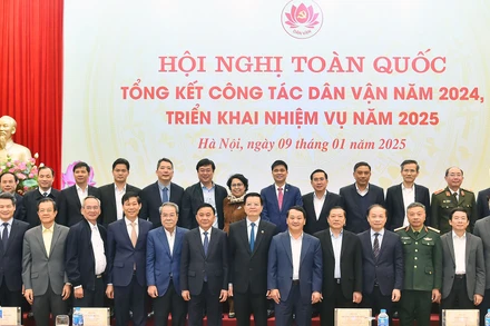 Thường trực Ban Bí thư Trần Cẩm Tú với các đại biểu tại Hội nghị toàn quốc tổng kết công tác dân vận năm 2024, triển khai nhiệm vụ năm 2025.