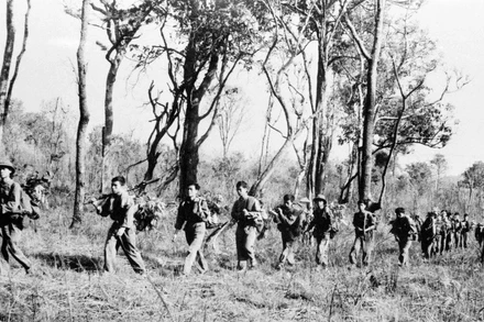 Bộ đội Gia Lai hành quân trên Đường 19 (năm 1975). (Ảnh: Xuân Quyết/TTXVN)