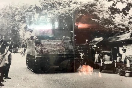 Quân ta và nhân dân Bình Thuận nô nức xuống đường mừng giải phóng quê hương 19/4/1975. (Ảnh tư liệu của Bộ Chỉ huy Quân sự tỉnh Bình Thuận)