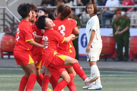 Các cầu thủ U17 nữ Việt Nam ăn mừng bàn thắng thứ hai. (Ảnh: VFF)
