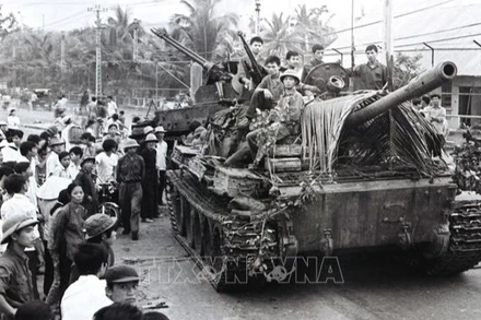Xe tăng quân giải phóng tiến vào giải phóng Nha Trang (Khánh Hòa), ngày 2/4/1975. (Ảnh: Tư liệu TTXVN)