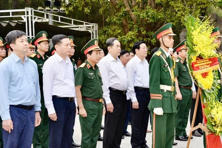 Chủ tịch Quốc hội Trần Thanh Mẫn cùng Đoàn công tác dâng hoa viếng các Anh hùng liệt sĩ tại Nghĩa trang Liệt sĩ quốc gia Trường Sơn. 