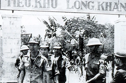 Tiếp quản Tiểu khu Long Khánh. (Ảnh: TTXVN)