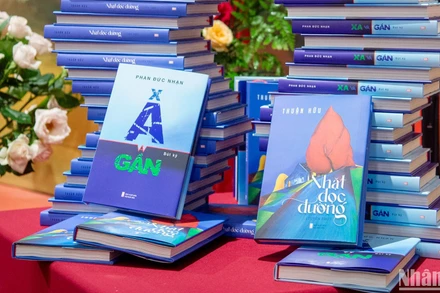 Tập thơ "Nhặt dọc đường" của nhà thơ Thuận Hữu và tập bút ký "Xa và gần" của nhà văn Phan Đức Nhạn.