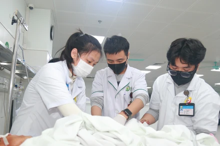 Các bác sĩ Bệnh viện Hữu nghị Việt Đức cấp cứu cho nạn nhân.