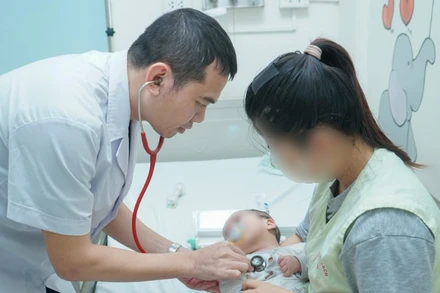 Bác sĩ khám cho bệnh nhi.