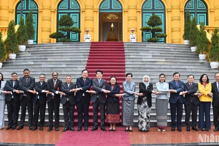 Chủ tịch nước Lương Cường với Đại sứ, Đại biện các nước ASEAN và Timor-Leste cùng các đại biểu tại buổi tiếp.