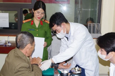 Lực lượng Công an tỉnh Hà Nam khẩn trương lấy mẫu ADN thân nhân liệt sĩ chưa xác định danh tính.