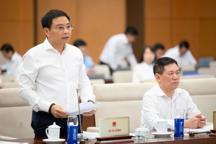 Bộ trưởng Tài chính Nguyễn Văn Thắng trình bày tờ trình dự thảo Nghị quyết. (Ảnh: ĐĂNG ANH)