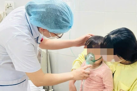 Bác sĩ khám cho bệnh nhi. 