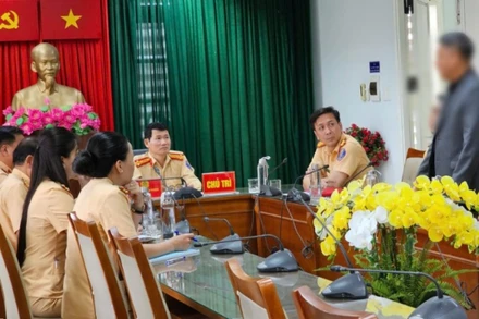 Phòng Cảnh sát giao thông Công an Đà Nẵng làm việc với chủ của dàn siêu xe vượt đèn đỏ tại trung tâm thành phố Đà Nẵng. (Ảnh: HB)