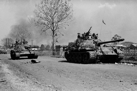 Xe tăng quân giải phóng tiến vào thị xã Buôn Ma Thuột. (Ảnh: TTXVN)