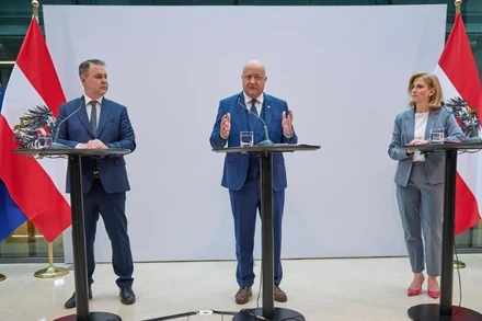 Lãnh đạo Đảng Nhân dân Áo Christian Stocker (giữa), Chủ tịch Đảng Dân chủ xã hội Andreas Babler (trái) và lãnh đạo đảng Diễn đàn tự do (NEOS) Beate Meinl-Reisinger tham dự cuộc họp báo tại Vienna, Áo, ngày 27/2/2025. (Ảnh: Xinhua)