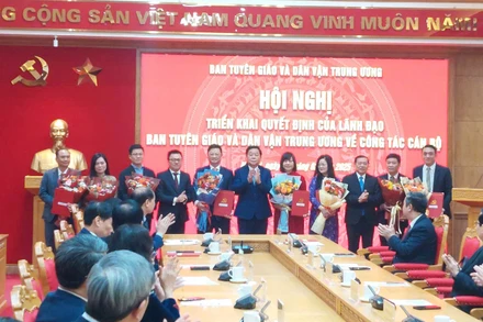 Đại diện lãnh đạo Ban Tuyên giáo và Dân vận Trung ương chúc mừng các đồng chí được bổ nhiệm.