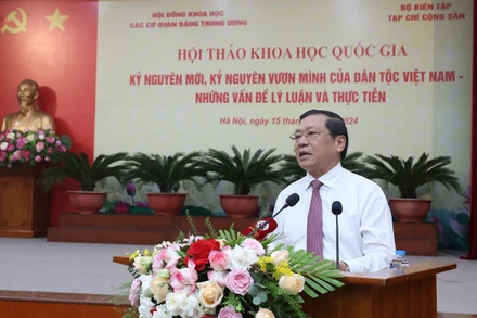 Đồng chí Lại Xuân Môn phát biểu đề dẫn hội thảo.