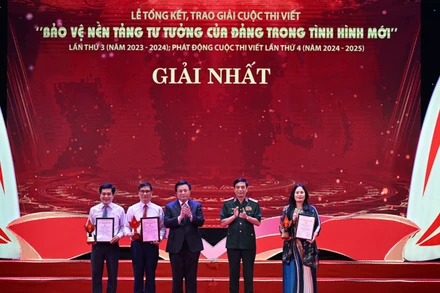 Đại tướng Phan Văn Giang (thứ 2, bên phải) và đồng chí Nguyễn Xuân Thắng (giữa) trao giải Nhất tặng các tác giả đoạt giải.