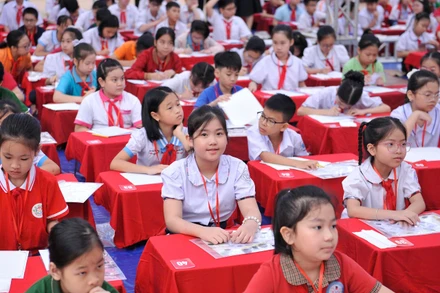 Học sinh tham gia vòng Chung kết Cuộc thi Viết chữ đẹp “Nét chữ-Nết người”