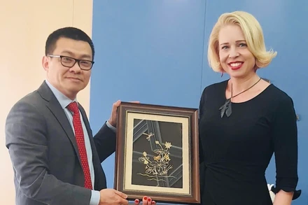 Đại sứ Vũ Lê Thái Hoàng (bên trái ảnh) và Chủ tịch Quốc hội Slovenia Urska Zupancic