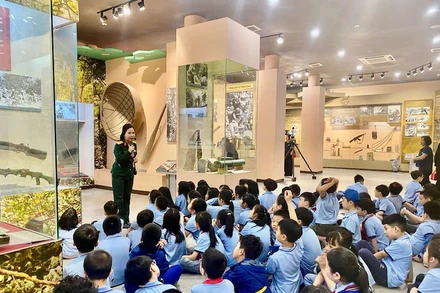 Học sinh Trường tiểu học Ban Mai tham quan bảo tàng (Ảnh: Bảo tàng Đường Hồ Chí Minh)