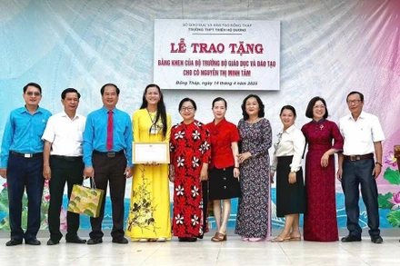 Cô giáo Nguyễn Thị Minh Tâm (trong ảnh: thứ 4 từ trái sang) nhận bằng khen của Bộ trưởng Giáo dục và Đào tạo (Ảnh: Bộ Giáo dục và Đào tạo)