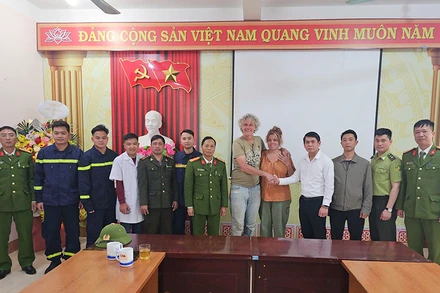 Vợ chồng ông Christian cảm ơn các lực lượng chức năng thị xã Sa Pa.