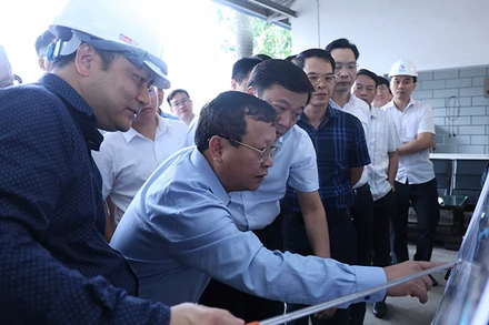 Đoàn công tác của Bộ Xây dựng kiểm tra dự án đầu tư xây dựng tuyến đường sắt Lào Cai-Hà Nội-Hải Phòng, đoạn qua tỉnh Lào Cai. 