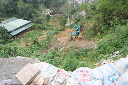 Đơn vị thi công triển khai dự án kè chống sạt lở.