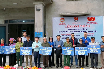 Thành đoàn Lào Cai và các đơn vị trao biển và tặng quà cho các hộ gia đình.