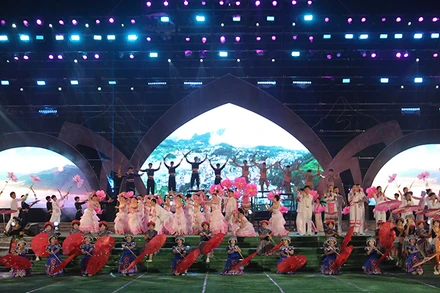 Nhiều tiết mục văn nghệ đặc sắc được biểu diễn tại lễ khai mạc.