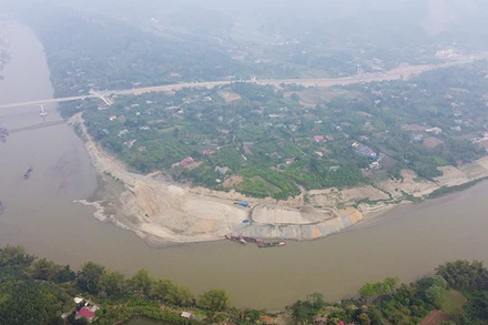 Thôn Múc, xã Thái Niên, huyện Bảo Thắng, tỉnh Lào Cai có địa hình bám dọc theo sông Hồng nên thuận lợi cho việc trồng bưởi.