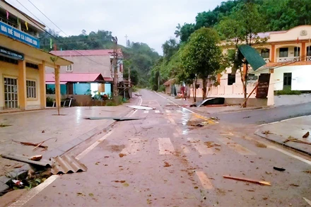 Nhiều công trình bị thiệt hại do mưa giông.