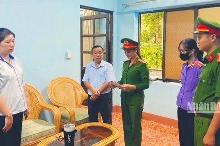 Cán bộ công an đọc lệnh khám xét, bắt tạm giam Nguyễn Đỗ Thúy Anh.